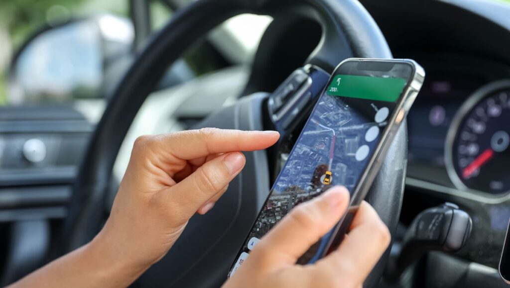 How-Does-a-Car-GPS-Tracker-Without-Battery-Wor